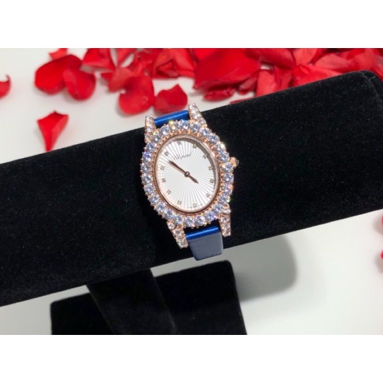萧邦新款 LHEURE DU DIAMANT MEDIUM OVAL 此款LHeure du Diamant 椭圆形切割雕纹镶钻表盘 环以点缀钻石的表圈 优雅气韵 时尚风格和萧邦精湛的手工艺尽显无遗 光华耀目 MM™ 白玫同价