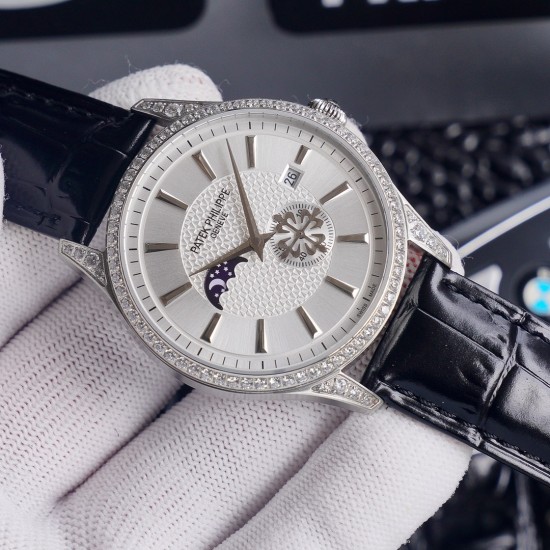 2⃣0⃣2⃣0⃣最新款百达翡丽《Patek Philippe》月[月亮]相[太阳]系列！九字位日月星辰功能，独特的4时位小秒logo，搭载原装进口call8219月相机芯(0返修0售后），蓝宝石玻璃镜面，进口意大利牛皮 ，（可配钢带）尺寸40mm，厚度10mm，三度防水性能，简约商外观，让你感受傲慢绅士气息，完美彰显其百达翡丽腕表的皇家血统，值得全球称赞。⚠️请认准独家品质