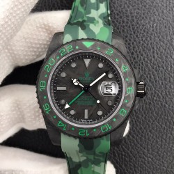 劳力士Rolex Daytona翡翠夜光全碳纤维GMT横空出世 这款获得天文台认证的首款全碳纤维GMT搭载2836全自动机械 蓝宝石抗刮损水晶镜面 碳纤维字面 完美复刻 原装同步橡树胶带 原装扣  更加柔软舒适 方便佩戴 爱不释手的劳力士GMT 品不完的一劳永逸！！！