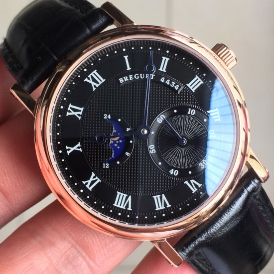 BREGUET 4434 宝玑Classique 腕表系列!探索宝玑悠久璀璨的历史,徜徉于引人入胜的宝玑世界!缔造完美制表技术的典范——走时精确、显示清晰、线条优雅。此纤薄腕表系列,配备自动上链机芯,均忠实于宝玑一贯秉承的技术理念、卓越工艺与传统价值。全新小秒+24小时半圆型日月星辰显示,搭配钢蓝指针,40cm尺寸,全新上市! BREGUET 4434 宝玑Classique 腕表系列!探索宝玑悠久璀璨的历史,徜徉于引人入胜的宝玑世界!缔造完美制表技术的典范——走时精确、显示清晰、线条优雅。此纤薄腕表系列,配备自动上链机芯,均忠实于宝玑一贯秉承的技术理念、卓越工艺与传统价值。全新小秒+24小时半圆型日月星辰显示,搭配钢蓝指针,40cm尺寸,全新上市!