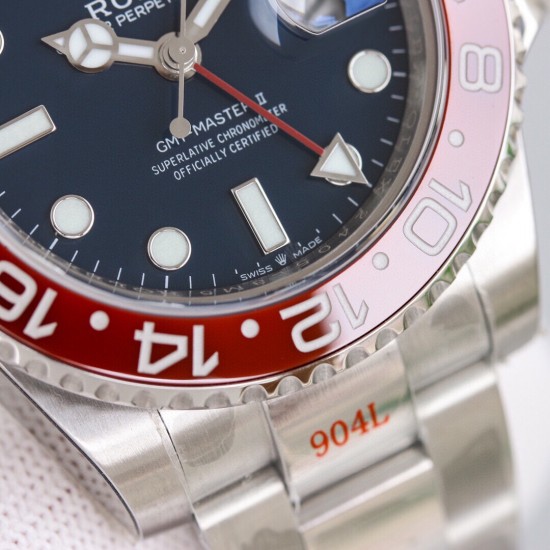 ROLEX 劳力士 GMT格林尼治 采用专柜机芯3285一体机芯蓝游丝和原版同样通过调试时针快跳调整日历的功能瞬跳，和原版一样的GMT双时区表针在底部时针上面的第二层，由下到上的顺序为：时针-双时区针-分钟-秒钟。[666][666]本次可乐/国米圈可以说是95%以上的相似度/在各个角度均有这个95%水准。后续有详细颜色对比。本次圈口为独立开发，区别于市面上的任何版本。[强]表盘/指针/玻璃/表壳就不再一一赘述，原装一比一开模制作，保持大厂工艺水准。