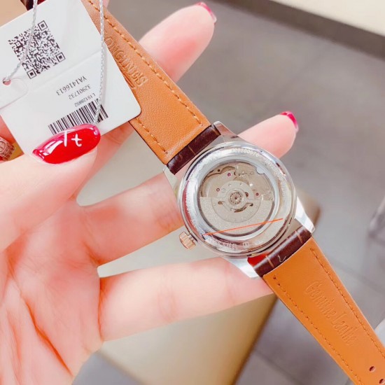 皮带钢带同价机械「Longines开创者系列 赵丽颖 同款型号:L2.320.4.11.6(可佩戴原装质感牛皮)这是浪琴首个所有表款均被授以瑞士天文台认证(COSC)的腕表系列。此款女表采用超薄进口西铁城6t15机芯- 直径30 蓝宝石玻璃镜面防刮效果 316精钢打造与原装一样细节标准 背透设计清晰可见机芯的律动,出席任何场合尽显优雅个性真我态度。钻石圈口璀璨夺目非你莫属! 皮带钢带同价机械「Longines开创者系列 赵丽颖 同款型号:L2.320.4.11.6(可佩戴原装质感牛皮)这是浪琴首个所有表款均被授以瑞士天文台认证(COSC)的腕表系列。此款女表采用超薄进口西铁城6t15机芯- 直径30 蓝宝石玻璃镜面防刮效果 316精钢打造与原装一样细节标准 背透设计清晰可见机芯的律动,出席任何场合尽显优雅个性真我态度。钻石圈口璀璨夺目非你莫属!