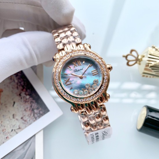 萧邦 Chopard Happy Diamonds 走珠系列腕表。巧妙运用其经典元素，发挥传奇般的大胆创意，展现浓厚的现代气息。天然珍珠贝母表盘搭配罗马、条钉刻度，采用双层玻璃镜面使钻石在表盘悬空游走，进口石英机芯，气质优雅之选，让你举手投足间优雅从容。尺寸32mm*35mm*10mm️