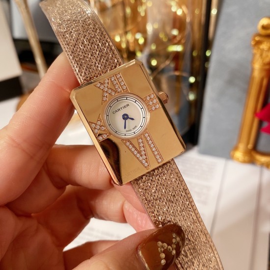 卡【CARTIER】新款腕表，精钢壳套⚡️表面精细抛光，宛如镜面，侧面拉丝细腻，经典罗马镶钻刻度[太阳]天然贝壳做字面，搭载进口石英机芯，耐刮蓝宝石玻璃，最新最压花表带尺寸：33*26mm