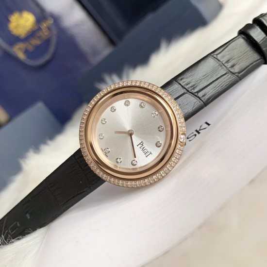 实拍 伯爵-PIAGET 女士腕表 瑞士石英机芯 316L精钢表壳 真牛皮表带 尺寸34*8mm 蓝宝石玻璃镜面 简约的设计,大胆而多彩的配色,以及旋转表圈是伯爵品牌 Possession腕表的特质所在。通过品牌制表师们天马星空的创意,将各个亮色的表带与贵金属、钻石、精钢材质相融,通过圆形盘面的演绎,令全新的 Possession腕表越发闪耀夺目,给人眼前一亮之感。 实拍 伯爵-PIAGET 女士腕表 瑞士石英机芯 316L精钢表壳 真牛皮表带 尺寸34*8mm 蓝宝石玻璃镜面 简约的设计,大胆而多彩的配色,以及旋转表圈是伯爵品牌 Possession腕表的特质所在。通过品牌制表师们天马星空的创意,将各个亮色的表带与贵金属、钻石、精钢材质相融,通过圆形盘面的演绎,令全新的 Possession腕表越发闪耀夺目,给人眼前一亮之感。