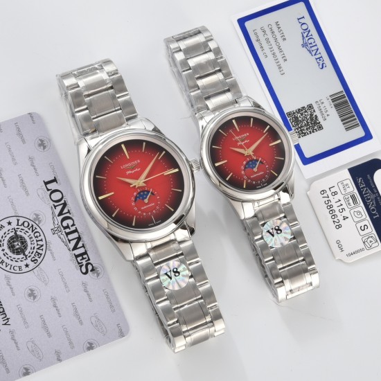 【赵丽颖同款】Longines浪琴 名匠系列情侣腕表。全新浪琴名匠月相腕表系列。 诠释女性高贵典雅。精钢表壳直径:34毫米尺寸。官方一致6字位月相1-31日期显示功能。进口石英机芯。三码合一。采用进口头层牛皮、原装蝴蝶扣。珍珠母贝表盘在女表中是运用较多的元素,浪琴为其搭配了12颗钻石时标,将女性魅力发挥到极致。盘面6点钟位置的小表盘显示月相和日期,兼顾实用性和浪漫感,精巧别致。字表盘扫描打版,颜色、“麦粒”格纹深浅、内影字体大小粗细与正品完全一致。 三码合一认准编号 【赵丽颖同款】Longines浪琴 名匠系列情侣腕表。全新浪琴名匠月相腕表系列。 诠释女性高贵典雅。精钢表壳直径:34毫米尺寸。官方一致6字位月相1-31日期显示功能。进口石英机芯。三码合一。采用进口头层牛皮、原装蝴蝶扣。珍珠母贝表盘在女表中是运用较多的元素,浪琴为其搭配了12颗钻石时标,将女性魅力发挥到极致。盘面6点钟位置的小表盘显示月相和日期,兼顾实用性和浪漫感,精巧别致。字表盘扫描打版,颜色、“麦粒”格纹深浅、内影字体大小粗细与正品完全一致。 三码合一认准编号