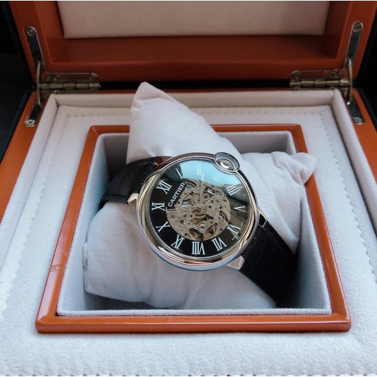 【品牌】卡地亚--Cartier【类型】男士腕表 A26 【机芯】全自动机械机芯【材质】316L精钢表壳【表镜】矿物强化玻璃镜面【皮质】真皮表带/钢带(可选)【尺寸】直径42mm 厚度13mm【特性】全新镂空机械男表、高贵优雅、精美高端!三杰精致推荐男士机械腕表 SJ为你精心挑选超真实实物图拍摄 【品牌】卡地亚--Cartier【类型】男士腕表 A26 【机芯】全自动机械机芯【材质】316L精钢表壳【表镜】矿物强化玻璃镜面【皮质】真皮表带/钢带(可选)【尺寸】直径42mm 厚度13mm【特性】全新镂空机械男表、高贵优雅、精美高端!三杰精致推荐男士机械腕表 SJ为你精心挑选超真实实物图拍摄