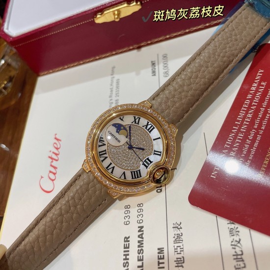 卡地亚蓝气球斑鸠灰荔枝纹皮 限量订制色系到货 灰色一直是时尚界的宠儿 热门色暖暖的浅色调 神仙颜色 好品味的象征!荔枝纹皮饱和度恰到好处,细腻的羊皮戴上手超级柔软舒适关键是超显高档 卡地亚蓝气球黄金豹子镶钻面 奢华贵气十足 实物超美 瑞士石英尺寸36mm 认准独家色系 力荐入手! 卡地亚蓝气球斑鸠灰荔枝纹皮 限量订制色系到货 灰色一直是时尚界的宠儿 热门色暖暖的浅色调 神仙颜色 好品味的象征!荔枝纹皮饱和度恰到好处,细腻的羊皮戴上手超级柔软舒适关键是超显高档 卡地亚蓝气球黄金豹子镶钻面 奢华贵气十足 实物超美 瑞士石英尺寸36mm 认准独家色系 力荐入手!