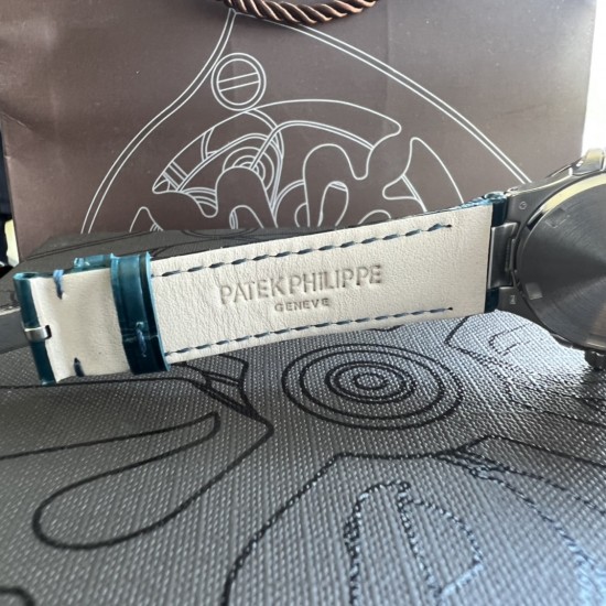百达翡丽Nautilus 系列7010R最美鹦鹉螺。整个表盘、表壳以及标志性的“锚链式”表耳都采用全手工雪花密镶钻石,以优雅外观体现超卓工艺,美若冰晶,腕表中的“蓝血贵族”。采用32mm表径 上手贴合,进口石英机芯 走时精准,表壳采用不锈钢18k镀玫瑰金,表圈镶嵌46颗,搭配美洲鳄鱼皮表带。送礼自戴首选! 百达翡丽Nautilus 系列7010R最美鹦鹉螺。整个表盘、表壳以及标志性的“锚链式”表耳都采用全手工雪花密镶钻石,以优雅外观体现超卓工艺,美若冰晶,腕表中的“蓝血贵族”。采用32mm表径 上手贴合,进口石英机芯 走时精准,表壳采用不锈钢18k镀玫瑰金,表圈镶嵌46颗,搭配美洲鳄鱼皮表带。送礼自戴首选!