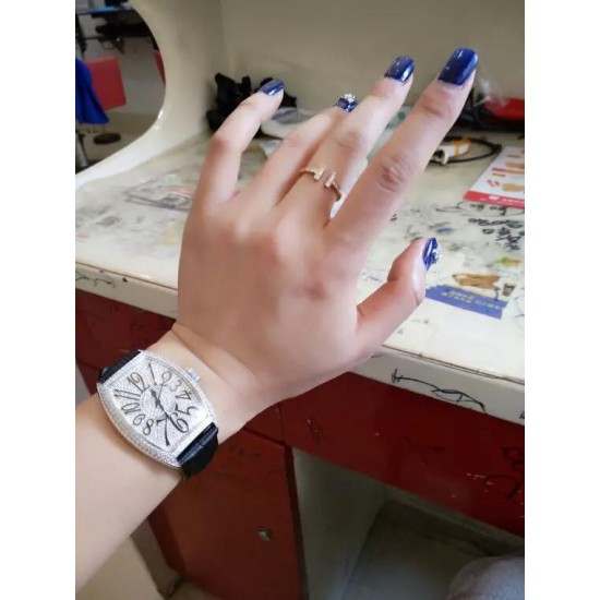 法穆兰 Franck Muller 是深受时尚白领及众多明星追捧的顶级腕表品牌,法兰克穆勒的标志性特征是其酒桶型表壳和夸张的弧度设计,同时也拥有精湛的制表工艺,法兰克穆勒手表凝聚了无限心血、承载了无尽情感,是鉴赏家眼中出类拔萃、独一无二的完美杰作。尺寸32mm*45mm*12mm。 法穆兰 Franck Muller 是深受时尚白领及众多明星追捧的顶级腕表品牌,法兰克穆勒的标志性特征是其酒桶型表壳和夸张的弧度设计,同时也拥有精湛的制表工艺,法兰克穆勒手表凝聚了无限心血、承载了无尽情感,是鉴赏家眼中出类拔萃、独一无二的完美杰作。尺寸32mm*45mm*12mm。