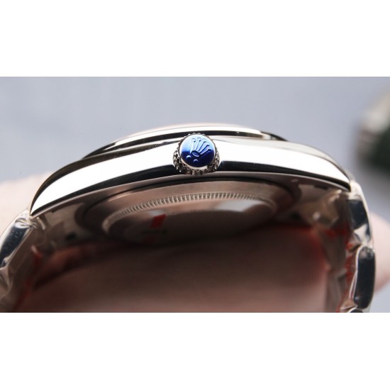 ROLEX 劳力士 蚝式恒动日志型41mm系列腕表,直径41mm,经典的蚝式表壳搭配三角坑纹外圈,把头采用旋入式设计,抗刮损蓝水晶玻璃,防反光凸透式放大(2.5倍)日历窗,隐蔽式摺叠皇冠带扣,矜持有度秀而不媚 恒久优雅! ROLEX 劳力士 蚝式恒动日志型41mm系列腕表,直径41mm,经典的蚝式表壳搭配三角坑纹外圈,把头采用旋入式设计,抗刮损蓝水晶玻璃,防反光凸透式放大(2.5倍)日历窗,隐蔽式摺叠皇冠带扣,矜持有度秀而不媚 恒久优雅!
