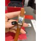 卡地亚-美国坦克-Cartier Tank Amricaine腕表,小号表款,三码合一。采用蓝宝水石晶镜面,瑞士石英机芯。原版开模,精钢表壳,八角形表冠,镶嵌一颗合成蓝色尖晶石,镀银表盘,剑形蓝钢指针,搭配原装光面折叠表扣,采用进口多色小牛皮。腕大表器优雅,深行受家青睐。表壳尺寸:34.80 x 19.00毫米。 卡地亚-美国坦克-Cartier Tank Amricaine腕表,小号表款,三码合一。采用蓝宝水石晶镜面,瑞士石英机芯。原版开模,精钢表壳,八角形表冠,镶嵌一颗合成蓝色尖晶石,镀银表盘,剑形蓝钢指针,搭配原装光面折叠表扣,采用进口多色小牛皮。腕大表器优雅,深行受家青睐。表壳尺寸:34.80 x 19.00毫米。