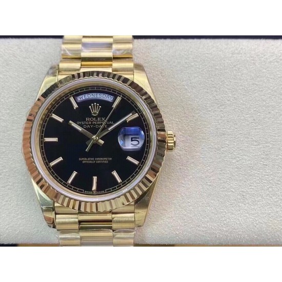 ROLEX 劳力士 星期日志型40mm终极版 搭载原版3255自动机械机芯228239系列腕表,40mm直径,研发耗时16个月!原版1比1开模。重点升级了以下几个要点:1.表壳直径与最新版3255型系列一致40毫米。2.表带头粒与原装一致,5件拼装,难度非常高,表带与表壳交错型无缝连结。3.把头皇冠处下方修改为与原版一致的两个圆点。4.表扣与原版一致里面加装了弹簧,字体大小工艺和原装一致。5.表壳侧面与原版一致增加二维码防伪。6.表壳与表带连接处的壳身刻有与原版一致的型号数字228239。 ROLEX 劳力士 星期日志型40mm终极版 搭载原版3255自动机械机芯228239系列腕表,40mm直径,研发耗时16个月!原版1比1开模。重点升级了以下几个要点:1.表壳直径与最新版3255型系列一致40毫米。2.表带头粒与原装一致,5件拼装,难度非常高,表带与表壳交错型无缝连结。3.把头皇冠处下方修改为与原版一致的两个圆点。4.表扣与原版一致里面加装了弹簧,字体大小工艺和原装一致。5.表壳侧面与原版一致增加二维码防伪。6.表壳与表带连接处的壳身刻有与原版一致的型号数字228239。