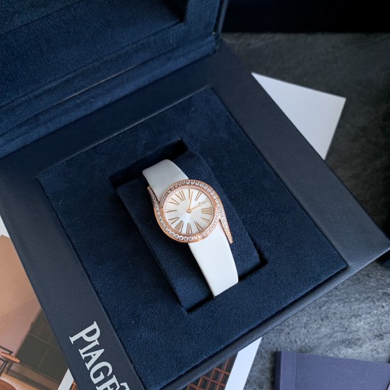 小号26mm 伯爵闪耀款上线。伯爵Limelight Gala系列的女性钻石手表是绝对诱惑的标志,表盘独特的6与9的造型,混合艺术,设计和珠宝,他们赞扬充满活力和大胆女性气质。在伯爵的眼里,每一位演绎人生故事的女主角,都注定拥有出众魅力!别出心裁,不断进阶超越。尺寸:26mm 机芯:瑞士朗达机芯 玻璃:蓝宝石镜面 皮带:美洲鳄鱼皮 小号26mm 伯爵闪耀款上线。伯爵Limelight Gala系列的女性钻石手表是绝对诱惑的标志,表盘独特的6与9的造型,混合艺术,设计和珠宝,他们赞扬充满活力和大胆女性气质。在伯爵的眼里,每一位演绎人生故事的女主角,都注定拥有出众魅力!别出心裁,不断进阶超越。尺寸:26mm 机芯:瑞士朗达机芯 玻璃:蓝宝石镜面 皮带:美洲鳄鱼皮