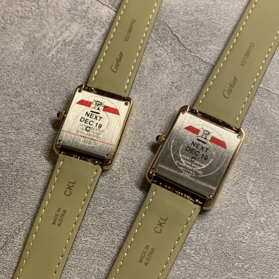 实拍【精品升级版】卡地亚超薄坦克Cartier Tank Solo系列,一款百搭 性价比又高的手表 采用瑞士石英机芯,圆珠形表冠,镶嵌一颗凸圆形合成尖晶石,镀银珠光表盘,罗马数字时标,剑形蓝钢指针,蓝宝石水晶镜面,可搭配进口鳄鱼纹牛皮表带,另有多种颜色荔枝纹原版皮为你打造个性化腕间配饰,直径:小号2431mm,中号2734mm。佩戴舒适柔软服帖,上手显得高贵又典雅,很气质很女人独家货源。「认准细节,欢迎质量对比」 实拍【精品升级版】卡地亚超薄坦克Cartier Tank Solo系列,一款百搭 性价比又高的手表 采用瑞士石英机芯,圆珠形表冠,镶嵌一颗凸圆形合成尖晶石,镀银珠光表盘,罗马数字时标,剑形蓝钢指针,蓝宝石水晶镜面,可搭配进口鳄鱼纹牛皮表带,另有多种颜色荔枝纹原版皮为你打造个性化腕间配饰,直径:小号2431mm,中号2734mm。佩戴舒适柔软服帖,上手显得高贵又典雅,很气质很女人独家货源。「认准细节,欢迎质量对比」