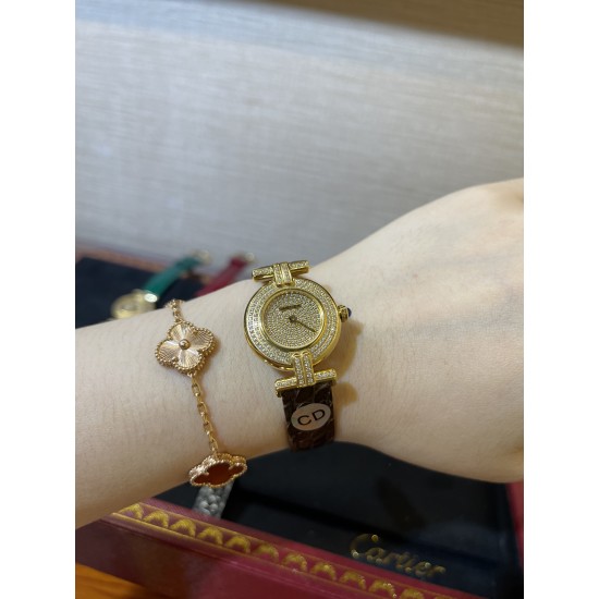 鳄鱼皮新品发布 奢华版满天星镶钻表盘卡地亚小旋风must de小金表vintage中古断货王，性价比高闭眼入。神仙颜值美绝trinity，小孩子才做选择，成年人都是all in![色]表径24mm，超薄厚度5.8mm，搭载瑞士石英机芯，罗马刻度奶油盘，简洁大两针，后镶天然美钻搭配鳄鱼皮表带更奢华超级闪。可仙可盐可甜，精致优雅上手绝美。时尚是一个经典的轮回～说不定今年的复古风，你就是走得最驾轻就熟的一个。推荐指数：⭐⭐⭐⭐⭐