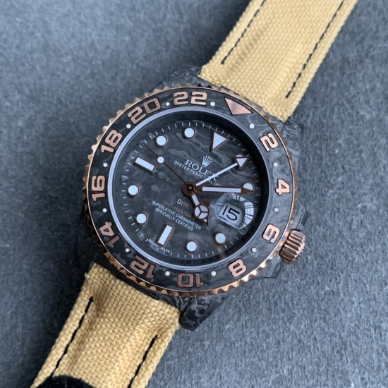 Diw新作勞力士超限量GMT-MASTER II Diw团队重新制作了碳纤维表壳,同时包含表圈、面盘等零件也全都是碳纤维材质,其中碳纤维表圈上数字刻度首次采用全新碳纤维植丁技术(非填油)塑造丰富视觉层次,质感细腻。透视底盖可清楚展示正反快速调日历的劳力士专属cal.3186机芯。搭配柔软魔术贴表带和一体碳纤维表扣。首批量产提供4种颜色表盘可选,5种不同颜色风格表带。 Diw新作勞力士超限量GMT-MASTER II Diw团队重新制作了碳纤维表壳,同时包含表圈、面盘等零件也全都是碳纤维材质,其中碳纤维表圈上数字刻度首次采用全新碳纤维植丁技术(非填油)塑造丰富视觉层次,质感细腻。透视底盖可清楚展示正反快速调日历的劳力士专属cal.3186机芯。搭配柔软魔术贴表带和一体碳纤维表扣。首批量产提供4种颜色表盘可选,5种不同颜色风格表带。