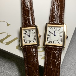 实拍【精品升级版】卡地亚超薄坦克Cartier Tank Solo系列，一款百搭 性价比又高的手表 采用瑞士石英机芯，圆珠形表冠，镶嵌一颗凸圆形合成尖晶石，镀银珠光表盘，罗马数字时标，剑形蓝钢指针，蓝宝石水晶镜面，可搭配进口鳄鱼纹牛皮表带，另有多种颜色荔枝纹原版皮为你打造个性化腕间配饰，直径：小号2431mm,中号2734mm。佩戴舒适柔软服帖，上手显得高贵又典雅，很气质很女人独家货源。「认准细节，欢迎质量对比」