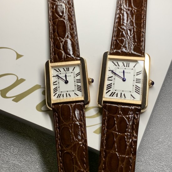 实拍【精品升级版】卡地亚超薄坦克Cartier Tank Solo系列,一款百搭 性价比又高的手表 采用瑞士石英机芯,圆珠形表冠,镶嵌一颗凸圆形合成尖晶石,镀银珠光表盘,罗马数字时标,剑形蓝钢指针,蓝宝石水晶镜面,可搭配进口鳄鱼纹牛皮表带,另有多种颜色荔枝纹原版皮为你打造个性化腕间配饰,直径:小号2431mm,中号2734mm。佩戴舒适柔软服帖,上手显得高贵又典雅,很气质很女人独家货源。「认准细节,欢迎质量对比」 实拍【精品升级版】卡地亚超薄坦克Cartier Tank Solo系列,一款百搭 性价比又高的手表 采用瑞士石英机芯,圆珠形表冠,镶嵌一颗凸圆形合成尖晶石,镀银珠光表盘,罗马数字时标,剑形蓝钢指针,蓝宝石水晶镜面,可搭配进口鳄鱼纹牛皮表带,另有多种颜色荔枝纹原版皮为你打造个性化腕间配饰,直径:小号2431mm,中号2734mm。佩戴舒适柔软服帖,上手显得高贵又典雅,很气质很女人独家货源。「认准细节,欢迎质量对比」