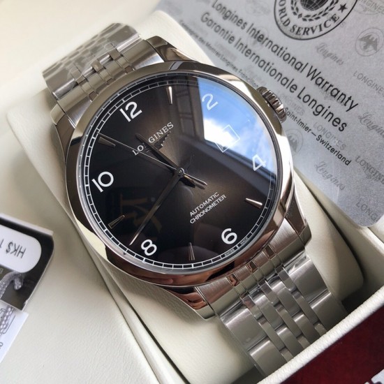 LONGINES 浪琴 开创者系列,185周年推出的拥有天文台认证的系列腕表,316精钢表壳表带,搭配黑白色表盘,简洁的时标与简洁美观的中央大三针相呼应,令时间呈现清晰、直观,直径40mm! LONGINES 浪琴 开创者系列,185周年推出的拥有天文台认证的系列腕表,316精钢表壳表带,搭配黑白色表盘,简洁的时标与简洁美观的中央大三针相呼应,令时间呈现清晰、直观,直径40mm!