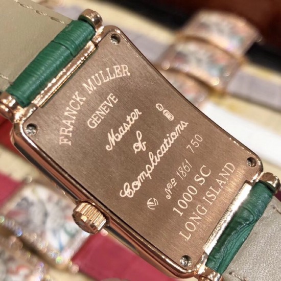 法兰克穆勒 Franck Muller 长岛系列腕表、深受时尚白领及众多明星追捧的顶级品牌,以经典的长方形线条设计呈现、精湛的制表工艺,默默绽放着美丽的光泽。表圈华丽钻石镶嵌,如同精美的王冠,让整款腕表浸润在梦幻清澈的光芒之中。表盘上独特的数字刻度打破常规,流淌着别致的韵律,令人印象深刻。尺寸26mm*45mm*8mm。 法兰克穆勒 Franck Muller 长岛系列腕表、深受时尚白领及众多明星追捧的顶级品牌,以经典的长方形线条设计呈现、精湛的制表工艺,默默绽放着美丽的光泽。表圈华丽钻石镶嵌,如同精美的王冠,让整款腕表浸润在梦幻清澈的光芒之中。表盘上独特的数字刻度打破常规,流淌着别致的韵律,令人印象深刻。尺寸26mm*45mm*8mm。