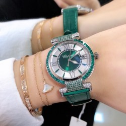 实拍 萧邦 CHOPARD IMPERIALE 系列腕表。独特风格带您走进一个新阶段并且成功塑造了崇尚自我表达和与众不同的生活化概念，316精钢材质，此表款全手工镶嵌施华洛世奇水晶钻，成为了美式奢侈生活风格的代表！进口石英机芯以及精细做工，佩戴贴手舒适，设计风格简约明朗。充满奢华璀璨的气息，光彩夺人、让你瞬间提升华丽的气质 ！