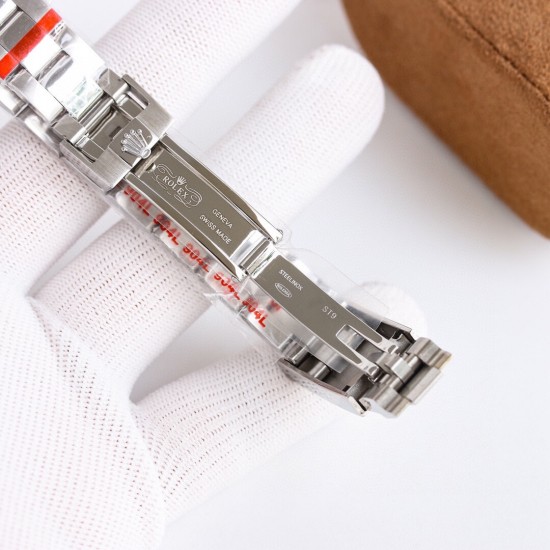 ROLEX 劳力士 游艇名仕型m268621-精致而不失个性!2836自动机械直径:37mm玻璃:蓝宝石整体外观打磨线条棱角清晰,延续奔驰针和放大镜日历的经典设计表壳表链材质:316精钢,其外观镶有抗刮损Cerachrom 陶瓷外圈原装保险扣 超强夜光。 ROLEX 劳力士 游艇名仕型m268621-精致而不失个性!2836自动机械直径:37mm玻璃:蓝宝石整体外观打磨线条棱角清晰,延续奔驰针和放大镜日历的经典设计表壳表链材质:316精钢,其外观镶有抗刮损Cerachrom 陶瓷外圈原装保险扣 超强夜光。