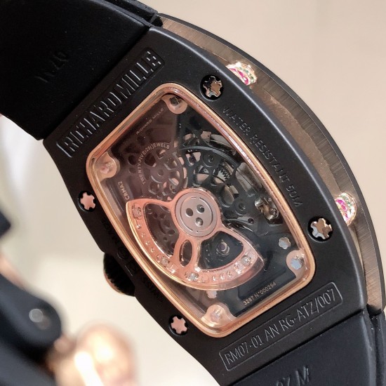 实拍 最新理查珐琅棉花糖理查德米勒 RichardMille 珐琅棉花糖 最新爆款 bon bon系列最稀有的作品!克服传统工艺打破模式!钟表最受尊敬的技术之一。不是所有人的嫁妆,棉花糖运动曲线和颜色,它们是诱人的。有了理查德米勒,实现了把棉花糖戴在你的手腕上!白色陶瓷加上黄粉绿搪瓷表盘,RM-07柔和的颜色创造了一个组合...甜蜜!糖果店的一次旅行,一个让人难以置信的艺术品。你会戴上它吗? 实拍 最新理查珐琅棉花糖理查德米勒 RichardMille 珐琅棉花糖 最新爆款 bon bon系列最稀有的作品!克服传统工艺打破模式!钟表最受尊敬的技术之一。不是所有人的嫁妆,棉花糖运动曲线和颜色,它们是诱人的。有了理查德米勒,实现了把棉花糖戴在你的手腕上!白色陶瓷加上黄粉绿搪瓷表盘,RM-07柔和的颜色创造了一个组合...甜蜜!糖果店的一次旅行,一个让人难以置信的艺术品。你会戴上它吗?
