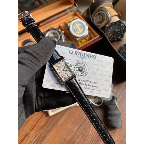 鳄鱼皮瑞士石英到货!浪琴表黛绰维纳20.80 X 32.00mm 石英女士腕表!瑞士石英,蓝宝石玻璃,鳄鱼皮表带,浪琴排名皇后级别的当属黛绰维纳系列女表 以意大利语中的Dolce Vita为名 寓意甜美生活 寓意意式生活邂逅现代浪漫 通过几何线条与柔美曲线塑造出现代优雅与妩媚姿态 银色表盘的雕花、以及蓝钢指针等精致细节都烘托出佩戴者纯正的优雅与贵气 ! 鳄鱼皮瑞士石英到货!浪琴表黛绰维纳20.80 X 32.00mm 石英女士腕表!瑞士石英,蓝宝石玻璃,鳄鱼皮表带,浪琴排名皇后级别的当属黛绰维纳系列女表 以意大利语中的Dolce Vita为名 寓意甜美生活 寓意意式生活邂逅现代浪漫 通过几何线条与柔美曲线塑造出现代优雅与妩媚姿态 银色表盘的雕花、以及蓝钢指针等精致细节都烘托出佩戴者纯正的优雅与贵气 !
