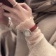 实拍 伯爵-PIAGET 女士腕表 瑞士石英机芯 316L精钢表壳 真牛皮表带 尺寸34*8mm 蓝宝石玻璃镜面 简约的设计,大胆而多彩的配色,以及旋转表圈是伯爵品牌 Possession腕表的特质所在。通过品牌制表师们天马星空的创意,将各个亮色的表带与贵金属、钻石、精钢材质相融,通过圆形盘面的演绎,令全新的 Possession腕表越发闪耀夺目,给人眼前一亮之感 实拍 伯爵-PIAGET 女士腕表 瑞士石英机芯 316L精钢表壳 真牛皮表带 尺寸34*8mm 蓝宝石玻璃镜面 简约的设计,大胆而多彩的配色,以及旋转表圈是伯爵品牌 Possession腕表的特质所在。通过品牌制表师们天马星空的创意,将各个亮色的表带与贵金属、钻石、精钢材质相融,通过圆形盘面的演绎,令全新的 Possession腕表越发闪耀夺目,给人眼前一亮之感