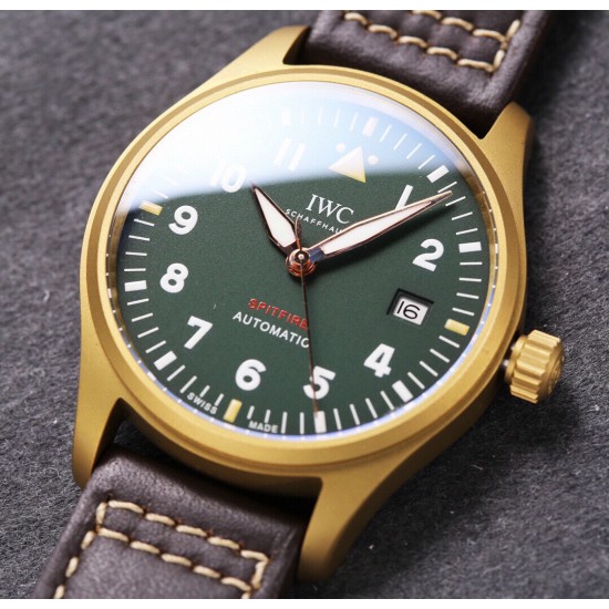 IWC 万国 喷火战机系列,日本全自动机械腕表,现震撼来袭,越带越有质感,尺寸39mm!后盖镌刻有“喷火战机”图案。栩栩如生,棕色意大利小牛皮表带! IWC 万国 喷火战机系列,日本全自动机械腕表,现震撼来袭,越带越有质感,尺寸39mm!后盖镌刻有“喷火战机”图案。栩栩如生,棕色意大利小牛皮表带!