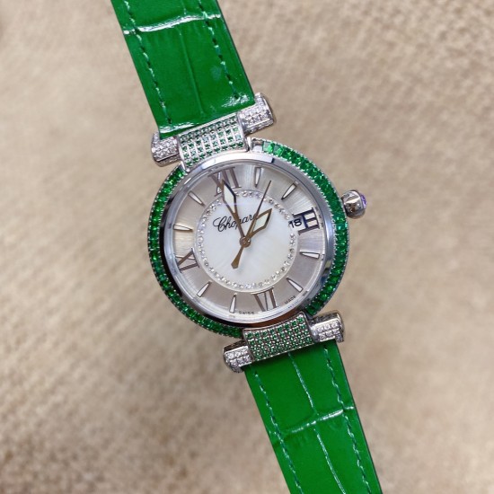 ★实拍 萧邦 CHOPARD IMPERIALE 系列腕表。独特风格带您走进一个新阶段并且成功塑造了崇尚自我表达和与众不同的生活化概念,316精钢材质,此表款全手工镶嵌施华洛世奇水晶钻,成为了美式奢侈生活风格的代表!进口石英机芯以及精细做工,佩戴贴手舒适,设计风格简约明朗。充满奢华璀璨的气息,光彩夺人、让你瞬间提升华丽的气质 ! ★实拍 萧邦 CHOPARD IMPERIALE 系列腕表。独特风格带您走进一个新阶段并且成功塑造了崇尚自我表达和与众不同的生活化概念,316精钢材质,此表款全手工镶嵌施华洛世奇水晶钻,成为了美式奢侈生活风格的代表!进口石英机芯以及精细做工,佩戴贴手舒适,设计风格简约明朗。充满奢华璀璨的气息,光彩夺人、让你瞬间提升华丽的气质 !