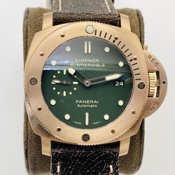 【VS Factory2023墙裂推荐 新力作】V2升级版 VS沛.纳海 Pam382 机芯功能升级：1⃣️时针单独调时，通过时针调历。2⃣️机芯背透 ：摆轮与正品一致 螺丝孔位95%以上接近正品。3⃣️直径47毫米！4⃣️搭载定制版自动上链机芯！5⃣️大家常说硬汉风格什么的，我觉得青铜382才是最最硬汉的沛纳海，不光在造型上够钢猛，青铜材质更是在经过岁月洗礼后变得不一样，有经历，有故事，有一种沧桑感，这才是真正的硬汉！敢死队同款哦！VS Factory匠心之作 值得您拥有！