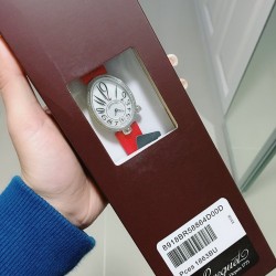 ⚠️到货啦 新版宝玑              实拍 Breguet-宝玑那不勒斯皇后系列！        史上最强最美 超薄 最新升级版本 绝对值得拥有的一款 正品一致的拉丁料绢表带 蓝宝石拱桥弧形玻璃 表盘用天然白色珍珠母贝 阿拉伯数字时符 经典的蓝钢宝玑指针 6点位设有一颗水滴形钻石  机芯是586/1自动上链机  我们一直正品完美复刻 那不勒斯皇后款 绝对的女神气质名媛款 最重要的是百搭得来不失少女心 必入款❗带上一秒变女神，各种派对，晚会，聚会，约会，发布会，让你BlingBling。