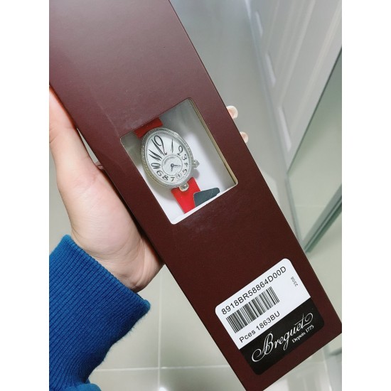 ⚠️到货啦 新版宝玑 实拍 Breguet-宝玑那不勒斯皇后系列! 史上最强最美 超薄 最新升级版本 绝对值得拥有的一款 正品一致的拉丁料绢表带 蓝宝石拱桥弧形玻璃 表盘用天然白色珍珠母贝 阿拉伯数字时符 经典的蓝钢宝玑指针 6点位设有一颗水滴形钻石 机芯是586/1自动上链机 我们一直正品完美复刻 那不勒斯皇后款 绝对的女神气质名媛款 最重要的是百搭得来不失少女心 必入款❗带上一秒变女神,各种派对,晚会,聚会,约会,发布会,让你BlingBling。 ⚠️到货啦 新版宝玑 实拍 Breguet-宝玑那不勒斯皇后系列! 史上最强最美 超薄 最新升级版本 绝对值得拥有的一款 正品一致的拉丁料绢表带 蓝宝石拱桥弧形玻璃 表盘用天然白色珍珠母贝 阿拉伯数字时符 经典的蓝钢宝玑指针 6点位设有一颗水滴形钻石 机芯是586/1自动上链机 我们一直正品完美复刻 那不勒斯皇后款 绝对的女神气质名媛款 最重要的是百搭得来不失少女心 必入款❗带上一秒变女神,各种派对,晚会,聚会,约会,发布会,让你BlingBling。