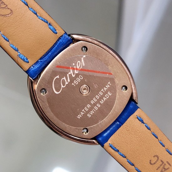 实拍 Cartier HYPNOSE系列腕表卡地亚椭圆双环交叠,演绎卡地亚柔美细腻的标志性风格。腕表灵动深邃,玫瑰金表壳镶嵌明亮式切割圆钻,太阳纹放射效果的表盘与剑形蓝钢指针,搭配鳄鱼皮带 典雅又唯美,再随机配送一条牛皮 30*26mm小号表款,搭配瑞士石英机芯,非常适合女性佩戴。 实拍 Cartier HYPNOSE系列腕表卡地亚椭圆双环交叠,演绎卡地亚柔美细腻的标志性风格。腕表灵动深邃,玫瑰金表壳镶嵌明亮式切割圆钻,太阳纹放射效果的表盘与剑形蓝钢指针,搭配鳄鱼皮带 典雅又唯美,再随机配送一条牛皮 30*26mm小号表款,搭配瑞士石英机芯,非常适合女性佩戴。