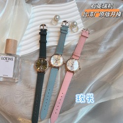 ✨✨IWC万国柏涛菲诺女表 ——昼夜与星辰✨✨，一昼一夜一更替!♥️♥️♥️日月为你转动，把星辰赠予你❤️❤️❤️昼夜显示腕表具有的象征意义，代表着时间的流逝和自然的更迭，日月星辰随时间变化，如太阳随着一天的日出逐渐升起，月亮和星星轮流出现在表盘中，展现腕表的精致和优雅所带有的浪漫色彩，让我们感受到时间的魅力和自然的力量！腕表精致简约，风格百搭，34mm的尺寸更显利落别致，精致美观，也更适合女神的纤细手腕佩戴!内部搭载石英瑞士机芯，蓝宝石玻璃，表带搭配快拆系统！