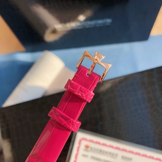 快拆鳄鱼皮新品江诗丹顿携手殷亦晴 优雅演绎 Egrie伊灵女神系列再添新作!沉淀时光雅韵流转日夜芳华。以中国传统服饰元素为灵感,致敬经典华服设计,专为中国女性品位鉴赏家打造。表冠上饰有象征沉稳与静谧的弧形切割月光石,闪耀钻石的偏心式圆形表盘以梦幻般的方式展示时间,直径30毫米,典雅奢华专为女性鉴赏家倾心打造。搭配瑞士进口正品1207eta机芯,这个机芯是江诗丹顿的核心机芯。此款 Eqerie 伊灵女神系列中国限量款腕表限量 150枚,每一枚均拥有独立编号,仅在中国大陆发售 快拆鳄鱼皮新品江诗丹顿携手殷亦晴 优雅演绎 Egrie伊灵女神系列再添新作!沉淀时光雅韵流转日夜芳华。以中国传统服饰元素为灵感,致敬经典华服设计,专为中国女性品位鉴赏家打造。表冠上饰有象征沉稳与静谧的弧形切割月光石,闪耀钻石的偏心式圆形表盘以梦幻般的方式展示时间,直径30毫米,典雅奢华专为女性鉴赏家倾心打造。搭配瑞士进口正品1207eta机芯,这个机芯是江诗丹顿的核心机芯。此款 Eqerie 伊灵女神系列中国限量款腕表限量 150枚,每一枚均拥有独立编号,仅在中国大陆发售