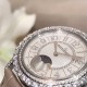 实拍 积家-Jaeger-LeCoultre DAZZLING RENDEZ- VOUS MOON约会系列月相珠宝腕表月之女神,是浪漫与柔美的象征,她掌管着大自然中的潮起潮落和季节更替,是艺术家与诗人们的灵感源泉,在温润莹亮的白色珍珠母贝映衬下,晶莹璀璨的钻石散发出夜空般的静谧之美,表圈镶嵌108颗 钻石,组成两个环绕表壳的同心圆。由36颗以爪镶工艺镶嵌的 钻石组成的外圈,为光芒闪耀的表圈营造出轻盈美妙的质感,尺寸36mm的精钢表壳搭配进口瑞士石英,采用蓝宝石水晶玻璃。 实拍 积家-Jaeger-LeCoultre DAZZLING RENDEZ- VOUS MOON约会系列月相珠宝腕表月之女神,是浪漫与柔美的象征,她掌管着大自然中的潮起潮落和季节更替,是艺术家与诗人们的灵感源泉,在温润莹亮的白色珍珠母贝映衬下,晶莹璀璨的钻石散发出夜空般的静谧之美,表圈镶嵌108颗 钻石,组成两个环绕表壳的同心圆。由36颗以爪镶工艺镶嵌的 钻石组成的外圈,为光芒闪耀的表圈营造出轻盈美妙的质感,尺寸36mm的精钢表壳搭配进口瑞士石英,采用蓝宝石水晶玻璃。