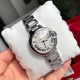 卡地亚 「 Cartier 」原装1:1复刻 、凸面弧形表壳,扭索雕纹表盘,剑形指针,在卡地亚制表世界中,Ballon Bleu 蓝气球腕表以风格细腻,格调高雅著称。 卡地亚 「 Cartier 」原装1:1复刻 、凸面弧形表壳,扭索雕纹表盘,剑形指针,在卡地亚制表世界中,Ballon Bleu 蓝气球腕表以风格细腻,格调高雅著称。