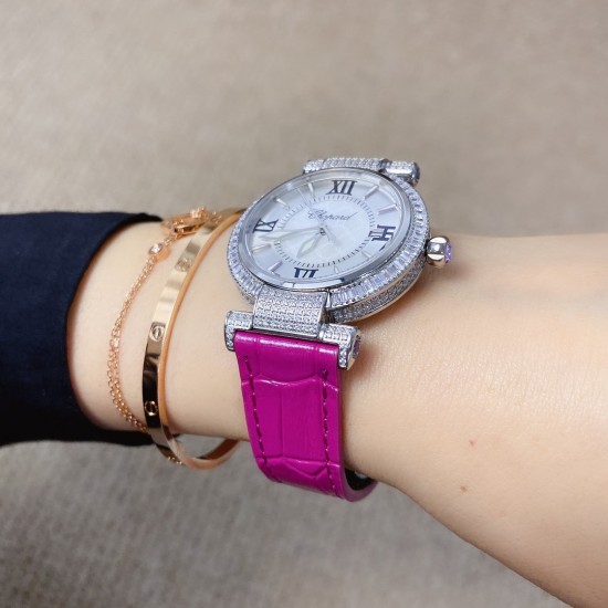 ★实拍 萧邦 CHOPARD IMPERIALE 系列腕表。独特风格带您走进一个新阶段并且成功塑造了崇尚自我表达和与众不同的生活化概念,316精钢材质,此表款全手工镶嵌施华洛世奇水晶钻,成为了美式奢侈生活风格的代表!进口石英机芯以及精细做工,佩戴贴手舒适,设计风格简约明朗。充满奢华璀璨的气息,光彩夺人、让你瞬间提升华丽的气质 ! ★实拍 萧邦 CHOPARD IMPERIALE 系列腕表。独特风格带您走进一个新阶段并且成功塑造了崇尚自我表达和与众不同的生活化概念,316精钢材质,此表款全手工镶嵌施华洛世奇水晶钻,成为了美式奢侈生活风格的代表!进口石英机芯以及精细做工,佩戴贴手舒适,设计风格简约明朗。充满奢华璀璨的气息,光彩夺人、让你瞬间提升华丽的气质 !