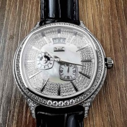 实物拍摄台湾厂伯爵PiagetEmperador枕形腕表，直径42毫米。18K玫瑰金表壳，镶衬136颗圆形美钻（约2.6克拉）。白色珍珠贝母表盘，备有18K玫瑰金时标，镶衬164颗圆形美钻（约0.4克拉）。蓝宝石水晶透明底盖。搭载伯爵制850P自动上链机械机芯，零返修！拥有小秒针、日期与第二时区显示。