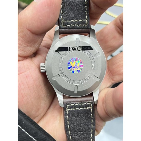 IWC 万国 钛灰 马克系列，日本全自动机械腕表，现震撼来袭，越带越有质感，尺寸39mm！棕色意大利小牛皮表带！