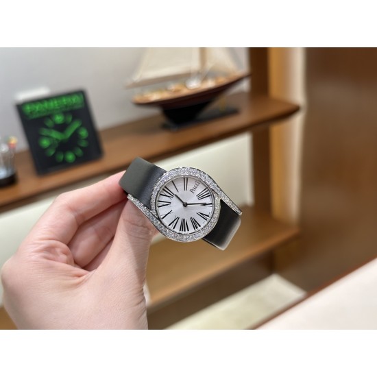 伯爵69Limelight Gala腕表超级版 正品级腕表尺寸32mm有鳄鱼皮表带,绢丝表带,牛皮表带可选运用一流的壳套打磨工艺,诠释伯爵优雅气质。表扣细节工艺,搭配施华洛世奇水钻,偶然一亮,清新脱俗。采用定制版瑞士石英机芯,续航给力,走时稳健,零返修。镶饰60颗明亮式切割钻(约0.92克拉)。表扣镶饰单颗明亮式切割施华洛世奇水钻(约0.01克拉)动人线条衬托优雅气质 伯爵69Limelight Gala腕表超级版 正品级腕表尺寸32mm有鳄鱼皮表带,绢丝表带,牛皮表带可选运用一流的壳套打磨工艺,诠释伯爵优雅气质。表扣细节工艺,搭配施华洛世奇水钻,偶然一亮,清新脱俗。采用定制版瑞士石英机芯,续航给力,走时稳健,零返修。镶饰60颗明亮式切割钻(约0.92克拉)。表扣镶饰单颗明亮式切割施华洛世奇水钻(约0.01克拉)动人线条衬托优雅气质