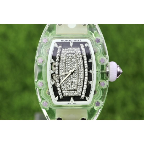 实拍 理查德•米勒清凉夏日最新款RichardMille RM 07-02✨酒桶形表壳由整块绿色由有机玻璃打造而成,配用原装西铁城全自动机芯,顶级橡树表带。尺寸为46mmx32mmx14mm。表壳加工无论从工程还是技术角度都堪称挑战,没有丝毫容错空间。女装腕表以著名的鸡尾酒及其蕴含的精神思潮为灵感。 实拍 理查德•米勒清凉夏日最新款RichardMille RM 07-02✨酒桶形表壳由整块绿色由有机玻璃打造而成,配用原装西铁城全自动机芯,顶级橡树表带。尺寸为46mmx32mmx14mm。表壳加工无论从工程还是技术角度都堪称挑战,没有丝毫容错空间。女装腕表以著名的鸡尾酒及其蕴含的精神思潮为灵感。
