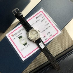 YF 萧邦HAPPY DIAMONDS快乐钻系列，HAPPY DIAMONDS腕表采用天然珍珠贝表盘，表相比大部分款式钻表尺寸都要大不少，钻石都是越大越值钱，配有GTC权威检测认证，联网可查，此款手表散发优雅气质和永恒之城的迷人，此系列腕表成为了上层社会优雅女士的身份标识之一。这款腕表以36毫米精钢表壳，，搭载正品一致的ETA-955.112专供原装机芯，美洲鳄鱼皮表带，令佩戴更加的舒适，凸面蓝宝石玻璃。