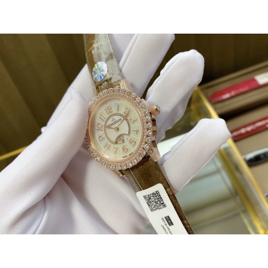 实拍 v18出品 狠货来袭 积家 约会大师 升级版最新24小时日月星辰 日月分明 女士腕表 珠宝镶钻设计风格首次使用高级珠宝的爪镶工艺而非常罕见轨道镶嵌!采用锆石材料。鲜艳光泽强!壳套:珠宝镶钻表壳、316L精钢玻璃:采用蓝宝石水晶表镜表盘:珍珠母贝镶钻表盘、台湾厂立体数字真钉立体!太阳月亮浮现出立体效果24小时日月分明表带:美洲鳄鱼皮表带尺寸:直径36mm,厚度8.8mm机芯:瑞士进口机芯体现出高贵优雅气质、材质进口质量保证零0⃣返修 实拍 v18出品 狠货来袭 积家 约会大师 升级版最新24小时日月星辰 日月分明 女士腕表 珠宝镶钻设计风格首次使用高级珠宝的爪镶工艺而非常罕见轨道镶嵌!采用锆石材料。鲜艳光泽强!壳套:珠宝镶钻表壳、316L精钢玻璃:采用蓝宝石水晶表镜表盘:珍珠母贝镶钻表盘、台湾厂立体数字真钉立体!太阳月亮浮现出立体效果24小时日月分明表带:美洲鳄鱼皮表带尺寸:直径36mm,厚度8.8mm机芯:瑞士进口机芯体现出高贵优雅气质、材质进口质量保证零0⃣返修