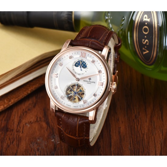 时尚新款 PATEK PHILIPPE【新年巨献 最高版本】百达翡丽超级多功能系列(功能 12字位日月星辰显示 6字位飞达显示)和原装一样的带水平压纹工艺,带荧光刻度 ,42mm直径。316L精钢镀金,原装进口镀膜水晶镜面。字面的外钻为施华洛世奇钻,通透闪亮,气质非凡。在目前技术范畴内尽可能接近原装,此款腕表让您驾驭所有场合。 时尚新款 PATEK PHILIPPE【新年巨献 最高版本】百达翡丽超级多功能系列(功能 12字位日月星辰显示 6字位飞达显示)和原装一样的带水平压纹工艺,带荧光刻度 ,42mm直径。316L精钢镀金,原装进口镀膜水晶镜面。字面的外钻为施华洛世奇钻,通透闪亮,气质非凡。在目前技术范畴内尽可能接近原装,此款腕表让您驾驭所有场合。