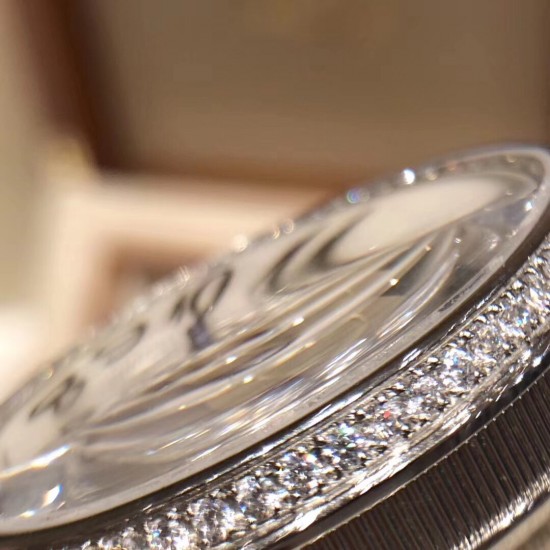 实拍 Breguet-宝玑那不勒斯皇后系列! 史上最强最美 超薄 最新升级版本 绝对值得拥有的一款 正品一致的拉丁料绢表带 蓝宝石拱桥弧形玻璃 表盘用天然白色珍珠母贝 阿拉伯数字时符 经典的蓝钢宝玑指针 6点位设有一颗水滴形钻石 机芯是586/1自动上链机 我们一直正品完美复刻 那不勒斯皇后款 绝对的女神气质名媛款 最重要的是百搭得来不失少女心 必入款❗带上一秒变女神,各种派对,晚会,聚会,约会,发布会,让你BlingBling。 实拍 Breguet-宝玑那不勒斯皇后系列! 史上最强最美 超薄 最新升级版本 绝对值得拥有的一款 正品一致的拉丁料绢表带 蓝宝石拱桥弧形玻璃 表盘用天然白色珍珠母贝 阿拉伯数字时符 经典的蓝钢宝玑指针 6点位设有一颗水滴形钻石 机芯是586/1自动上链机 我们一直正品完美复刻 那不勒斯皇后款 绝对的女神气质名媛款 最重要的是百搭得来不失少女心 必入款❗带上一秒变女神,各种派对,晚会,聚会,约会,发布会,让你BlingBling。