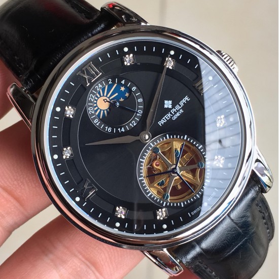 时尚新款 PATEK PHILIPPE【新年巨献 最高版本】百达翡丽超级多功能系列（功能 12字位日月星辰显示 6字位飞达显示）和原装一样的带水平压纹工艺，带荧光刻度 ，42mm直径。316L精钢镀金，原装进口镀膜水晶镜面。字面的外钻为施华洛世奇钻，通透闪亮，气质非凡。在目前技术范畴内尽可能接近原装，此款腕表让您驾驭所有场合。